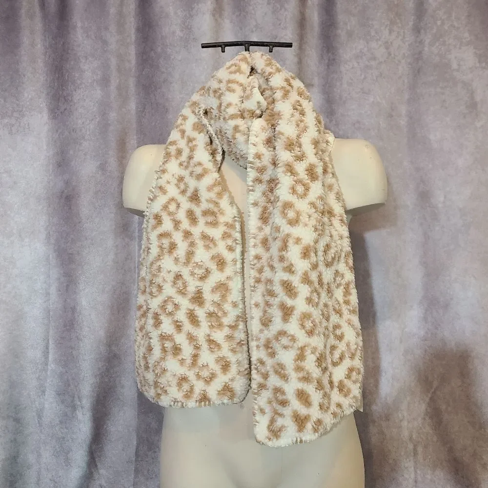 ‎Jenni Animal Print Fuzzy Scarf